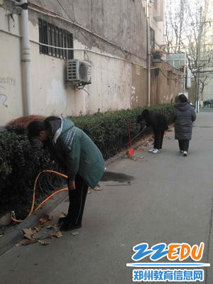 郑慧外学子走入小区进行打扫卫生志愿服务活动