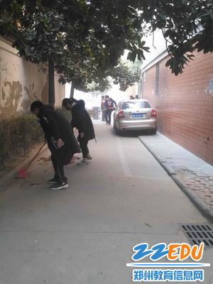 郑慧外学子走入小区进行打扫卫生志愿服务活动