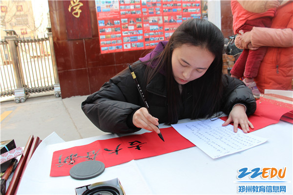 刘晨沛老师现场写春联 刘晨沛老师现场写春联