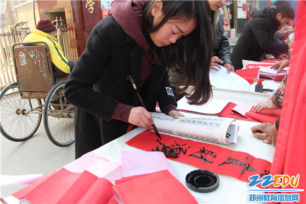 朱燕妮老师现场写春联 朱燕妮老师现场写春联