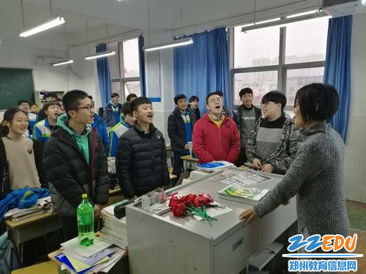 学生们用不同的形式表达了对老师的爱