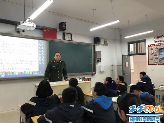 6.班主任黄进勇在给学生进行安全教育培训
