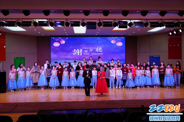 孩子们邀请老师、家长一同上台,并送上代表爱的康乃馨 孩子们邀请老师、家长一同上台,并送上代表爱的康乃馨