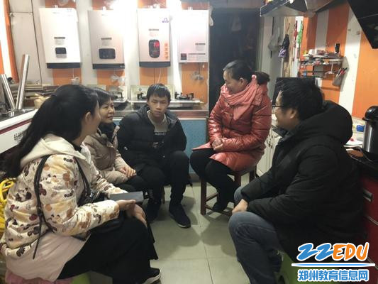李宝虹老师带领任课教师去王浩宇家的门面店家访