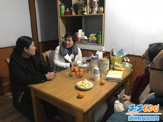 王丽老师带领任课教师与家长畅聊