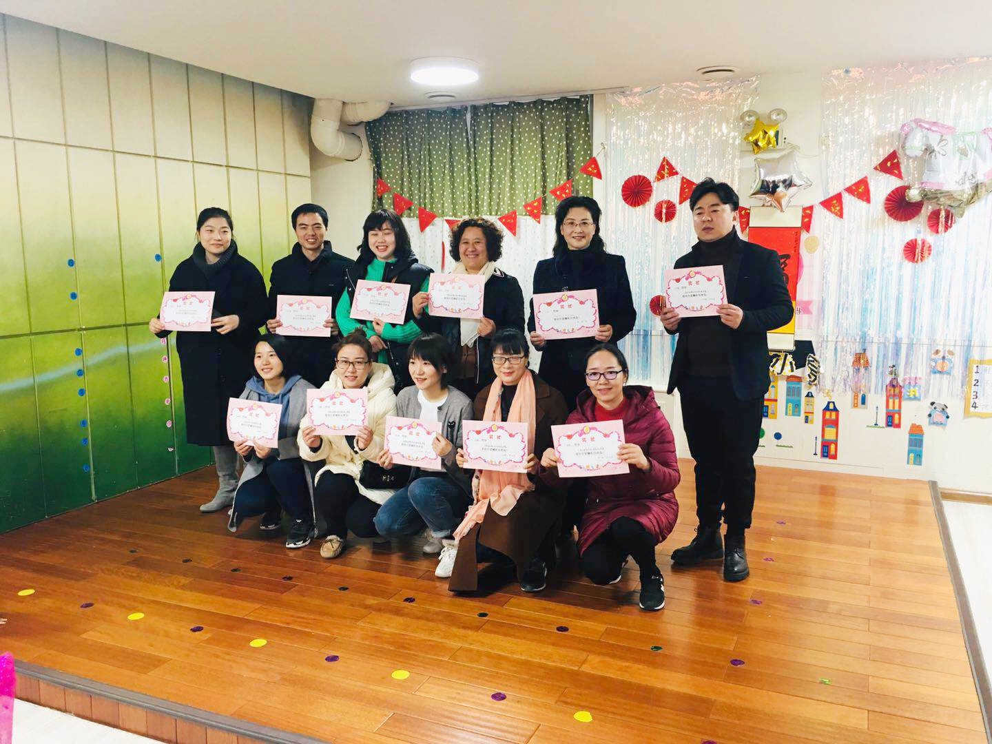 小班娃娃欢天喜地迎新年 郑州市实验幼儿园开展"小班期末联欢会"活动