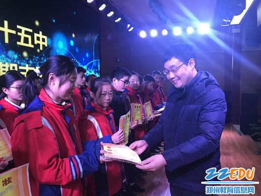 教学副校长赵学振为获奖学生颁奖 教学副校长赵学振为获奖学生颁奖