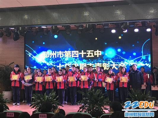 获奖学生合影留念 获奖学生合影留念