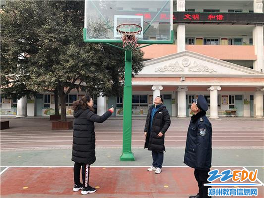 在操场排查安全隐患 在操场排查安全隐患