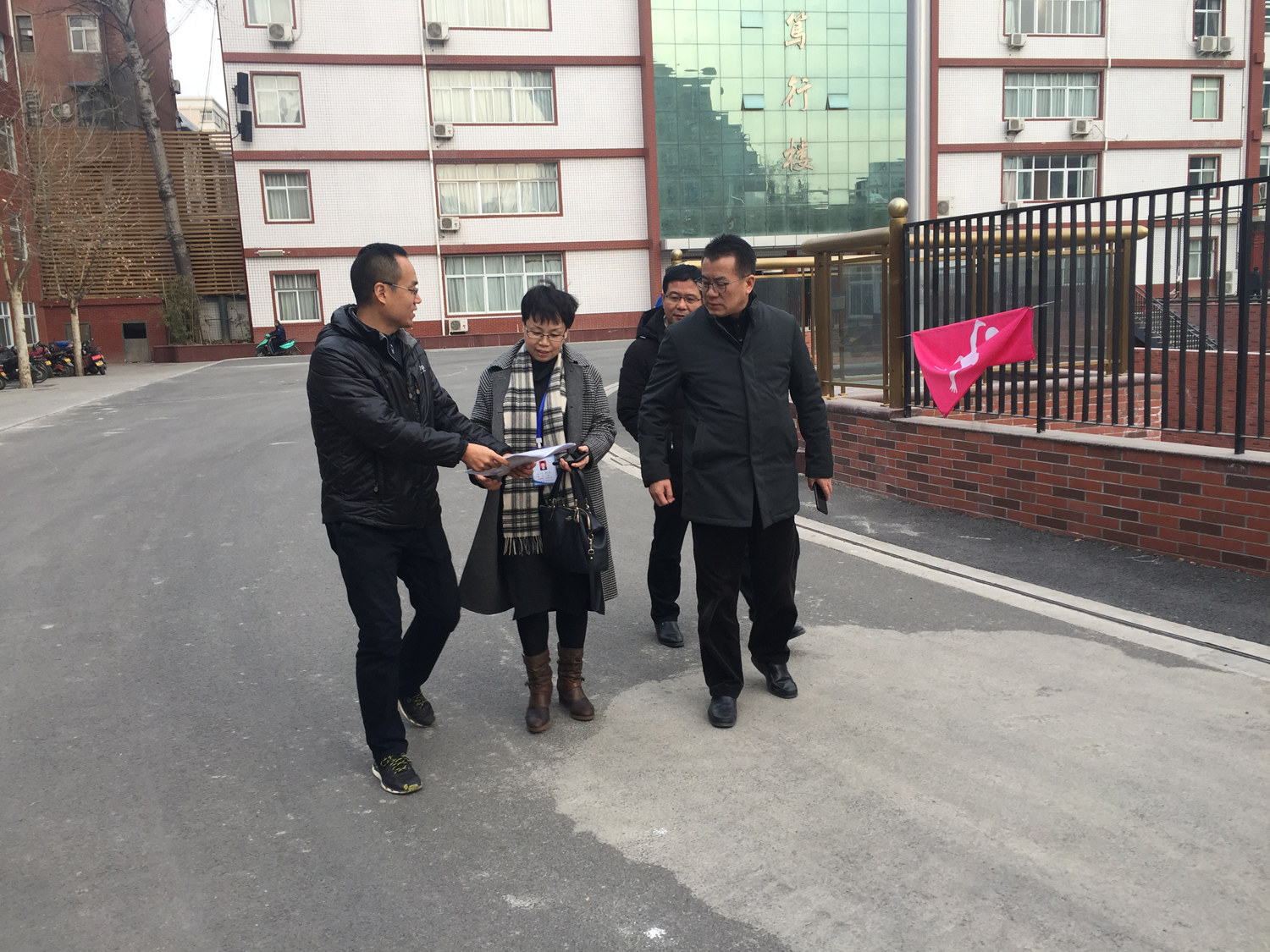 郑州八中校长郅广武,纪委书记郭晓军等校领导对寒假前学校开展的安全