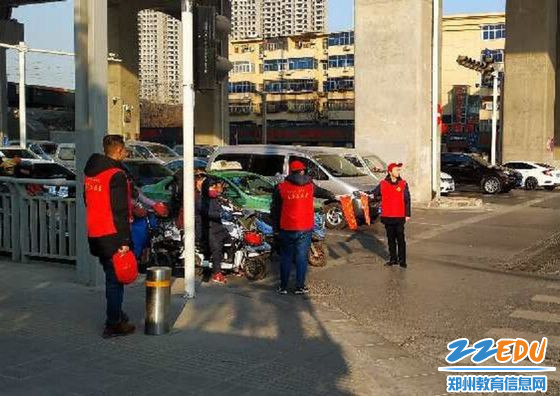 在寒风凛冽中引导行人按红绿灯信号有序过马路 在寒风凛冽中引导行人按红绿灯信号有序过马路