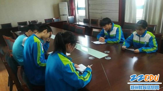 学生会成员讨论志愿服务方案 学生会成员讨论志愿服务方案