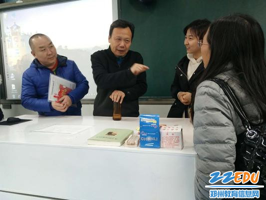 宋海龙老师与家长逐一交流 宋海龙老师与家长逐一交流