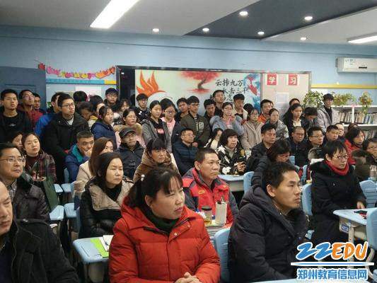 聆听老师放假前的叮嘱,学生和家长听的都很认真 聆听老师放假前的叮嘱,学生和家长听的都很认真