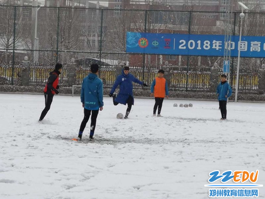 雪地中外教认真示范