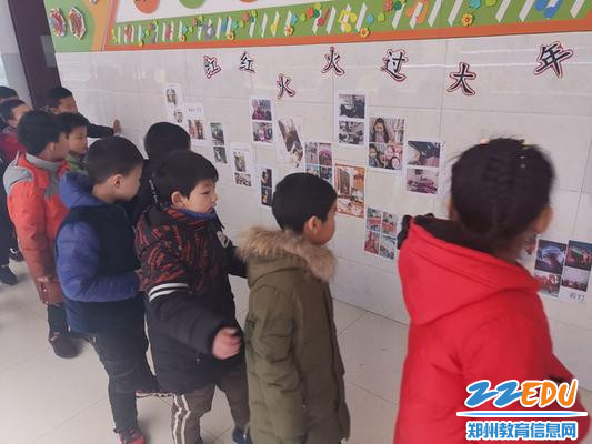 2019.2.22一年级学生在老师带领下参观德育作业_调整大小