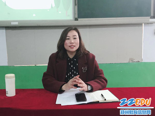 校长张玲霞做精彩的报告 校长张玲霞做精彩的报告