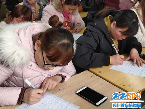 家委会们正在认真做调查问卷 家委会们正在认真做调查问卷