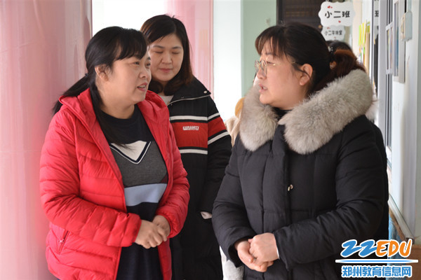 园长王新宇带领领导班子巡视幼儿园开学情况 园长王新宇带领领导班子巡视幼儿园开学情况