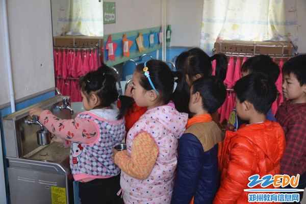 幼儿有秩序喝水 幼儿有秩序喝水