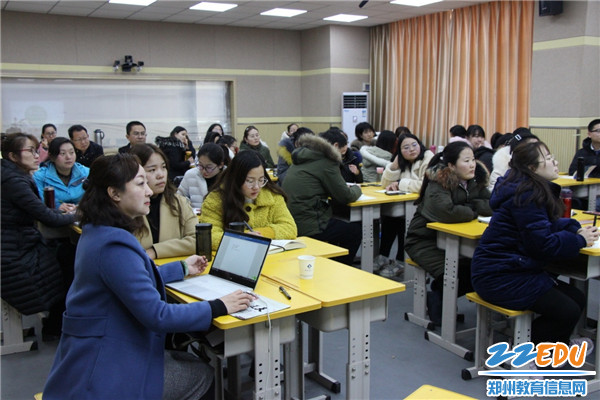 2老师们认真聆听 2老师们认真聆听