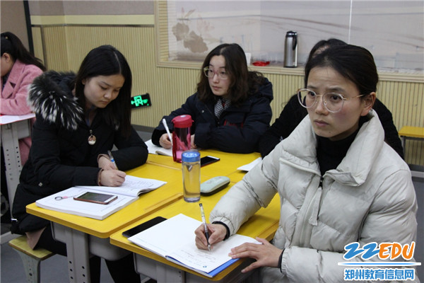 3老师们边听边记笔记 3老师们边听边记笔记