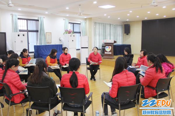 张霞主任带领大班组对主题活动中的具体活动内容进行回顾