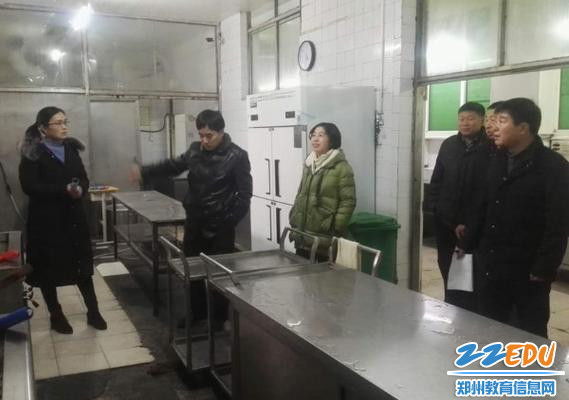 学校干部分组进行安全排查 学校干部分组进行安全排查