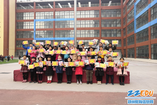 10书香学生开心领奖 10书香学生开心领奖