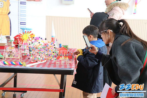 21.寒假环保作品吸引家长驻足 21.寒假环保作品吸引家长驻足