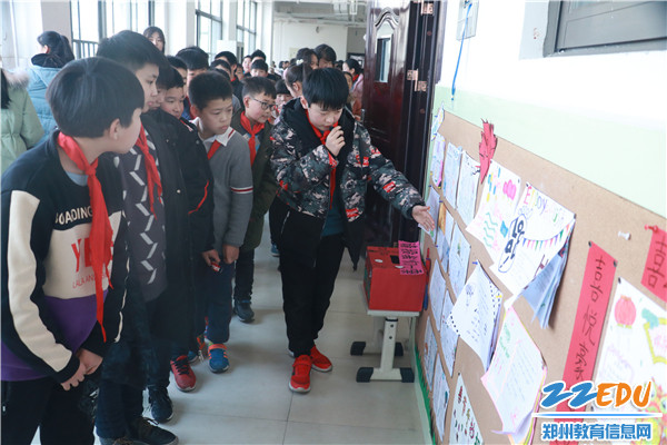 10.小小讲解员耐心讲解 10.小小讲解员耐心讲解