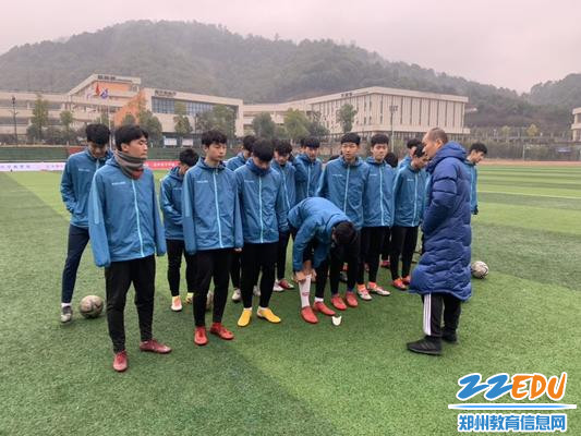 主教练苏斌向队员传达比赛要求
