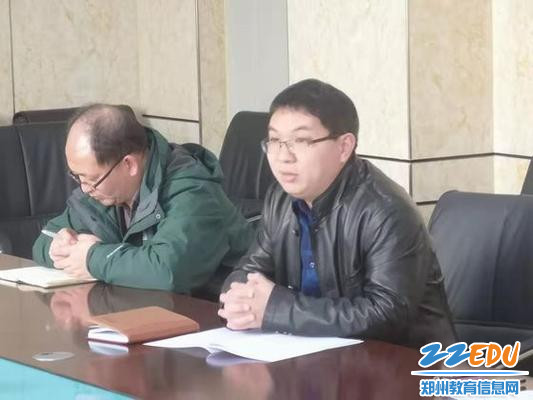 行政副校长刘志义向检查组汇报工作 行政副校长刘志义向检查组汇报工作