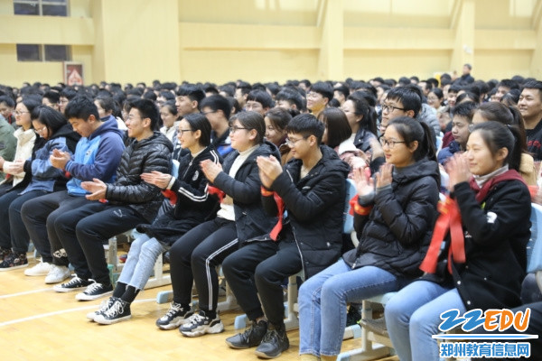 现场气氛热烈,学生掌声不断 现场气氛热烈,学生掌声不断