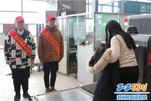 春运志愿服务的暖与细