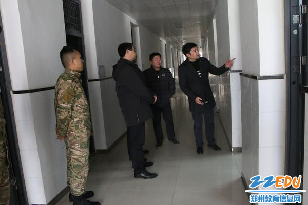 检查组检查各班教室 检查组检查各班教室