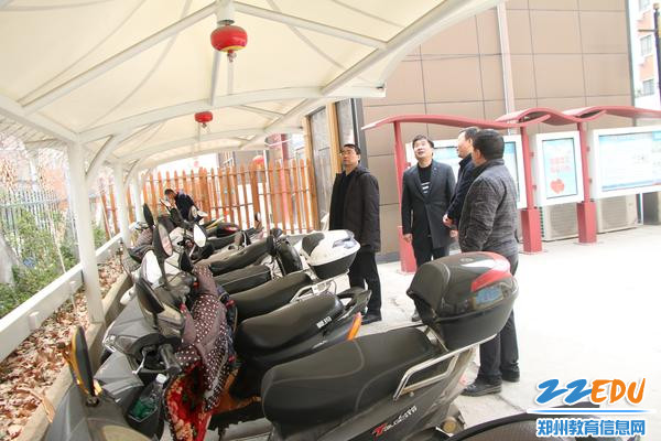 检查组在认真检查学校车棚 检查组在认真检查学校车棚