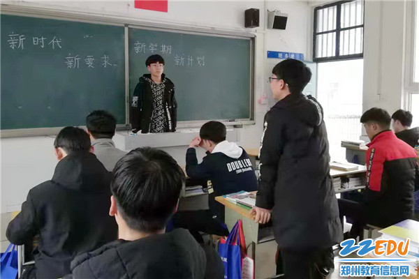 3学生举行班会 积极发言表态 3学生举行班会 积极发言表态