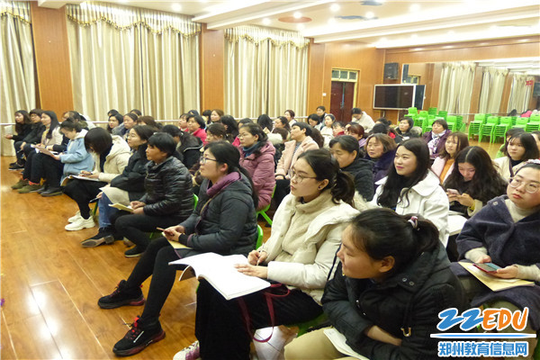 老师们认真倾听 老师们认真倾听