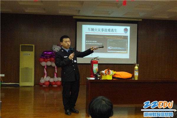 葛教员给大家讲解灭火器材的正确使用方法 葛教员给大家讲解灭火器材的正确使用方法