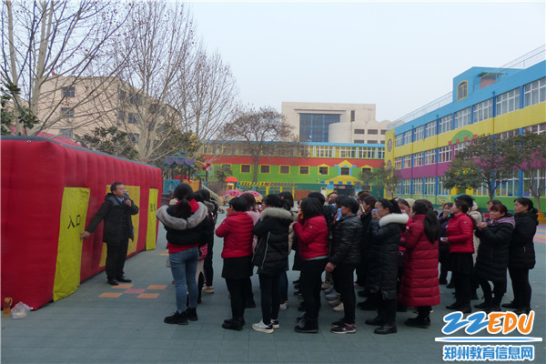 葛教员给大家讲解进入消防帐篷注意事项 葛教员给大家讲解进入消防帐篷注意事项