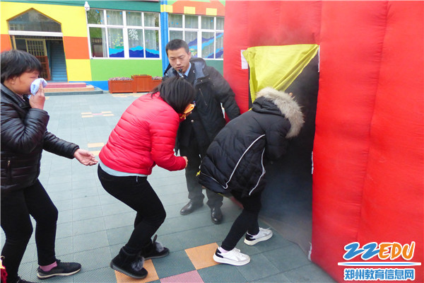 老师们依次排队进入 老师们依次排队进入