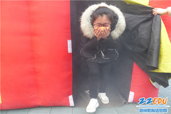 老师成功从出口“逃生” 老师成功从出口“逃生”