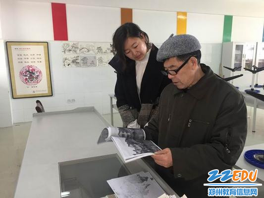 Resize of 2月27日 任鹤林先生和文化馆李青女士到薛岗小学指导绘画