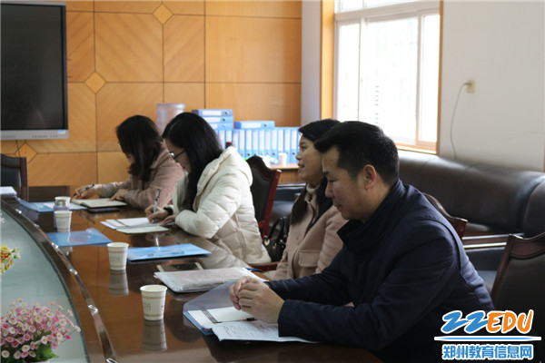 检查组认真听取汇报 检查组认真听取汇报