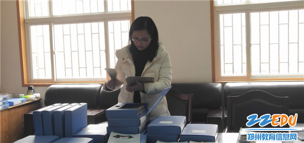 检查组成员正在检查安全档案原始资料 检查组成员正在检查安全档案原始资料