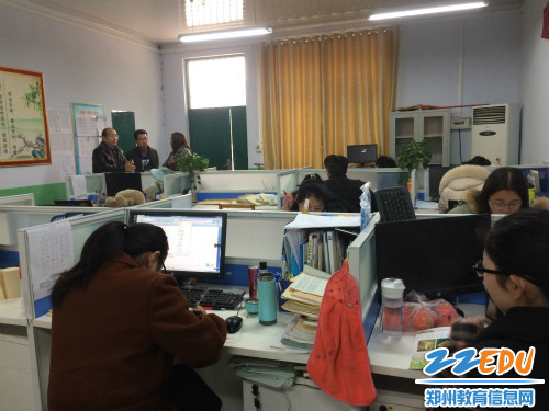 检查学校的办公室办公情况 检查学校的办公室办公情况