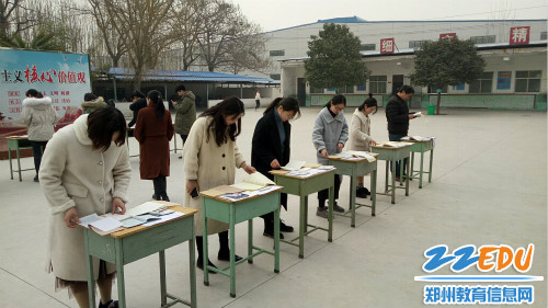 老师们在认真翻看优秀寒假作业 老师们在认真翻看优秀寒假作业