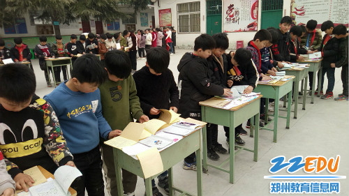 孩子们排队有序地翻看优秀寒假作业 孩子们排队有序地翻看优秀寒假作业