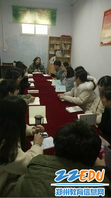 张玲霞校长正在讲话 张玲霞校长正在讲话